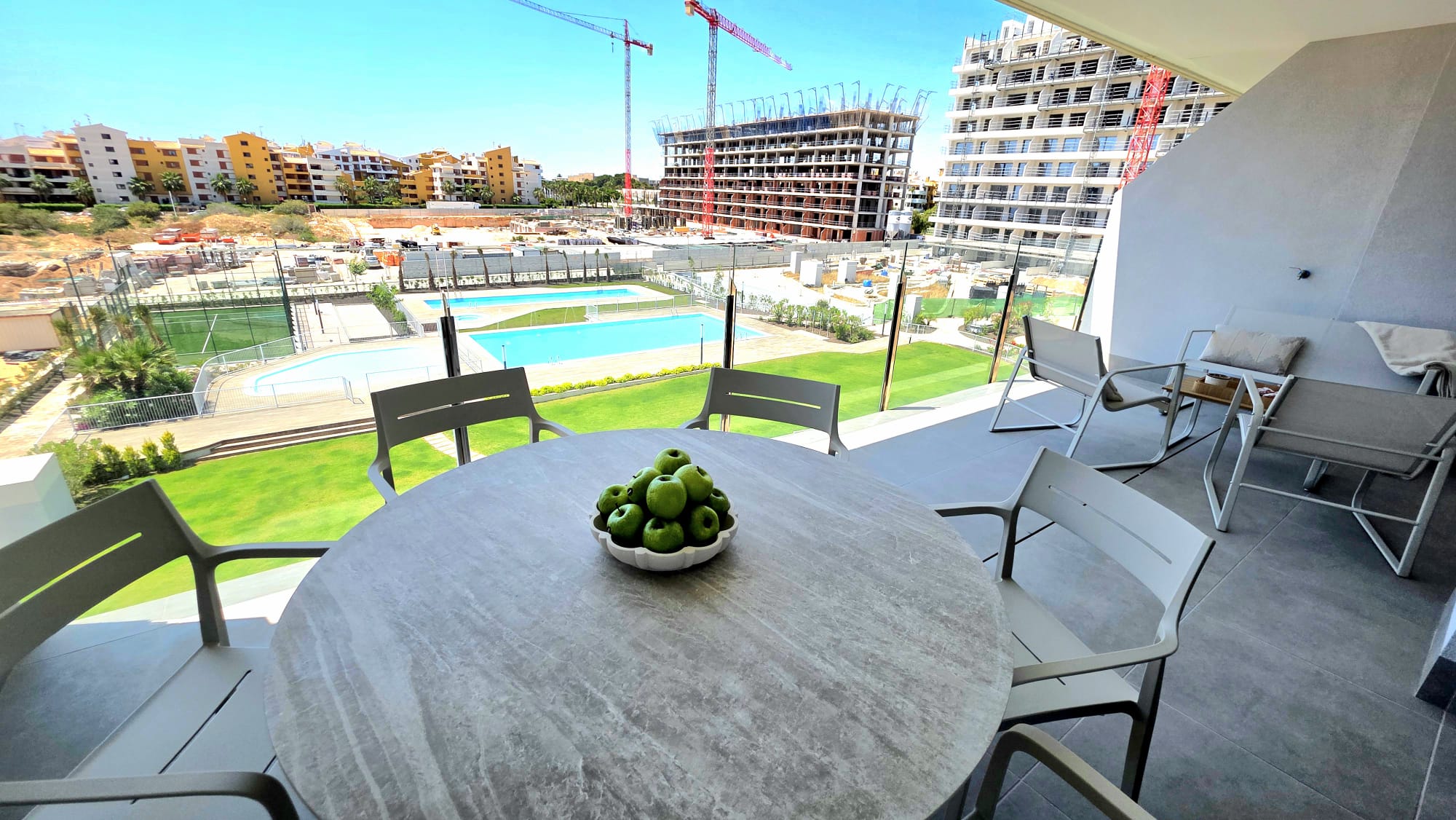 Luxury Long-Term Rental – Valonia Resort, Punta Prima | €1,750/month Available now — Foto 2 von 16