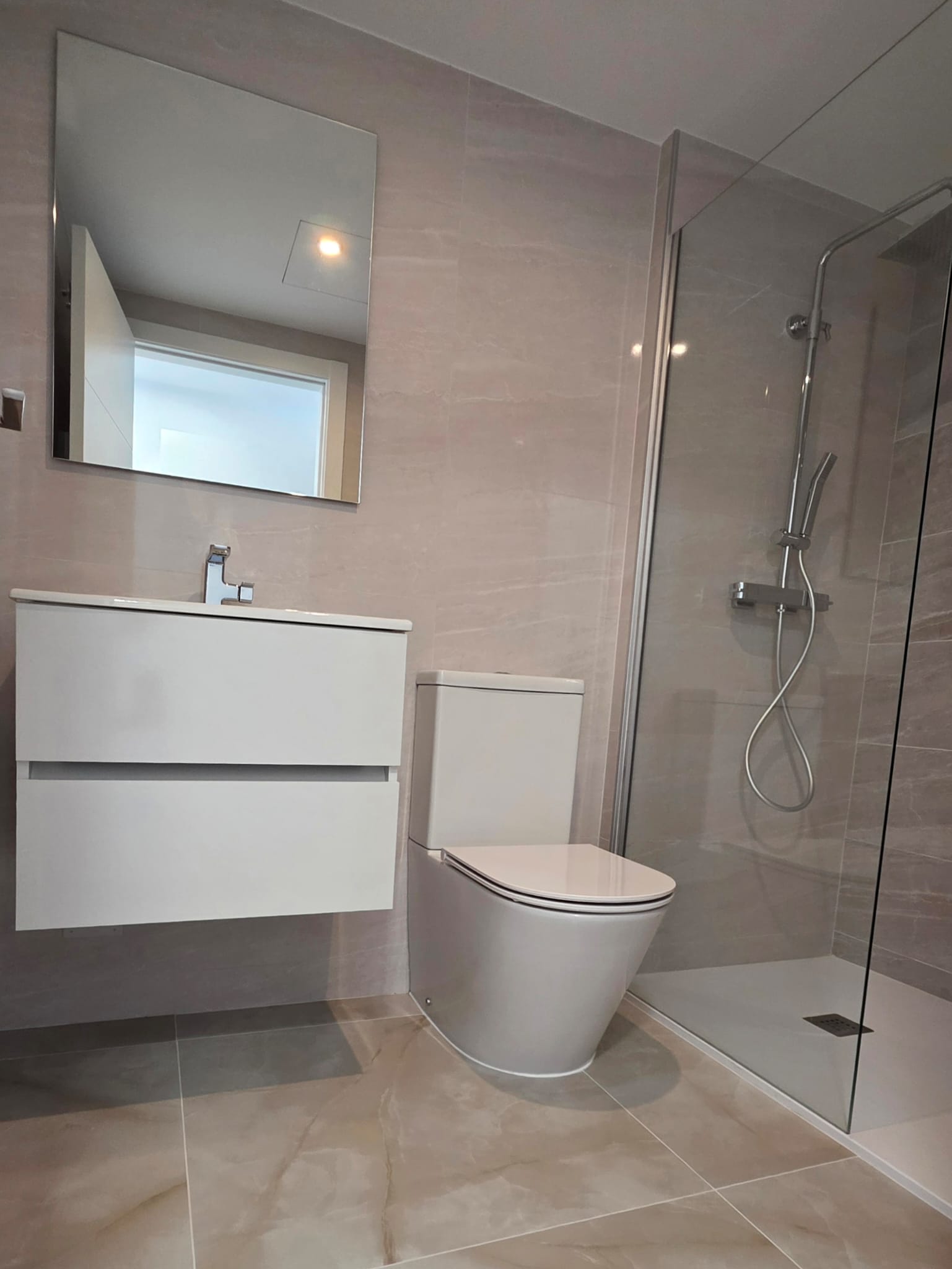 Luxury Long-Term Rental – Valonia Resort, Punta Prima | €1,750/month Available now — Foto 7 von 16