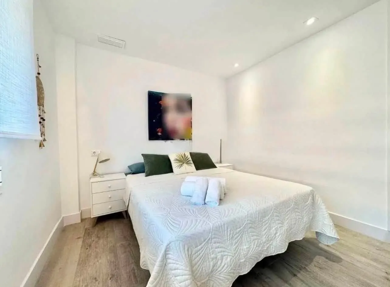 LONG-TERM RENTAL – FIRST LINE BEACH, TORREVIEJA — foto 9 de 13