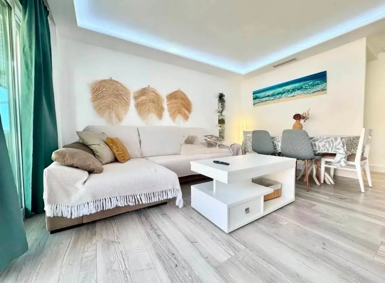 LONG-TERM RENTAL – FIRST LINE BEACH, TORREVIEJA — foto 3 de 13