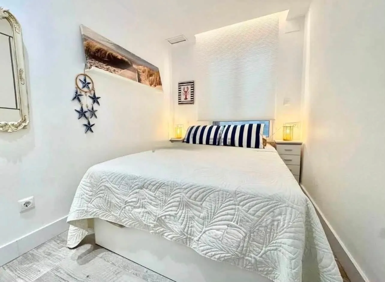 LONG-TERM RENTAL – FIRST LINE BEACH, TORREVIEJA — foto 11 de 13