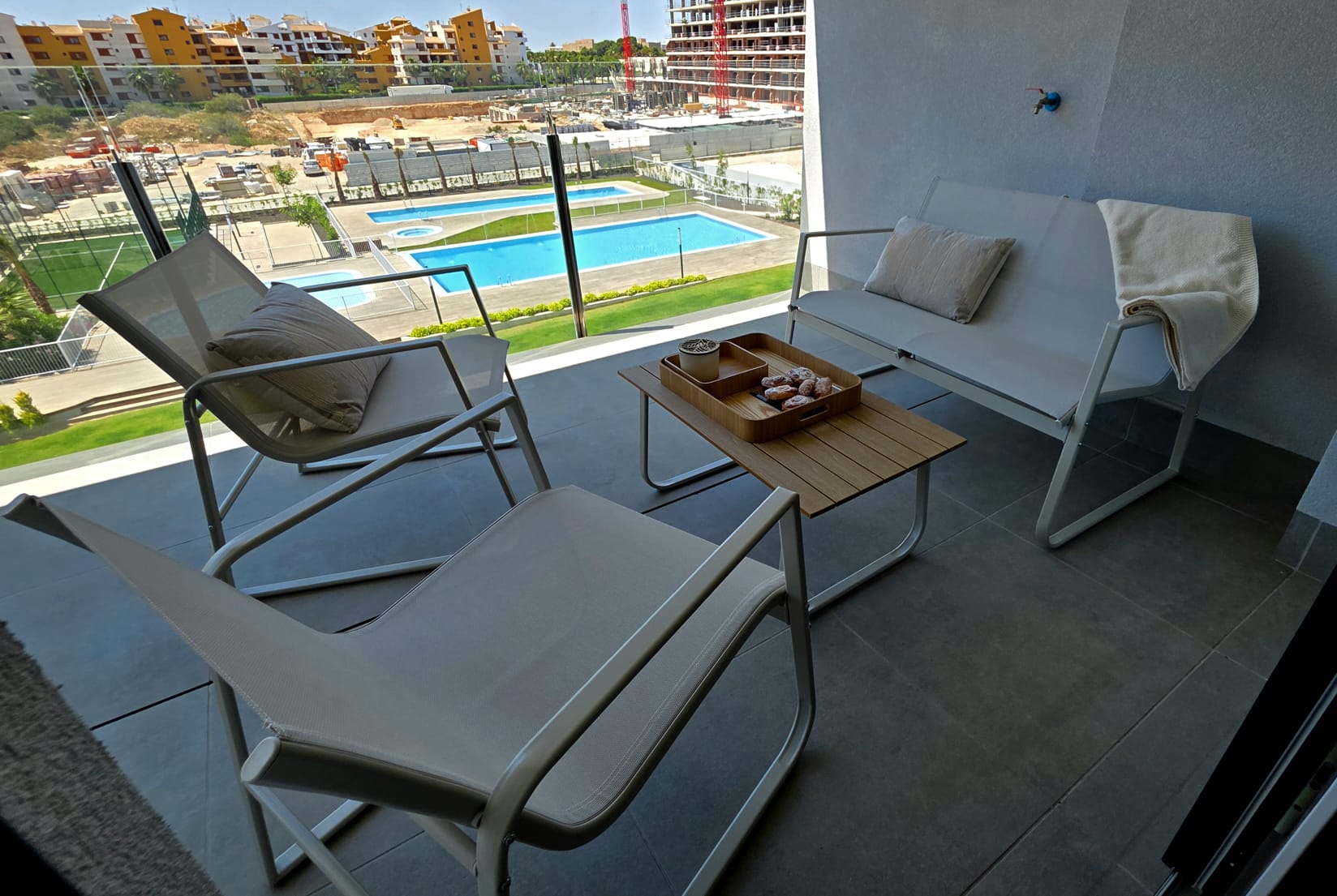 Luxury Long-Term Rental – Valonia Resort, Punta Prima | €1,750/month Available now — Foto 11 von 16