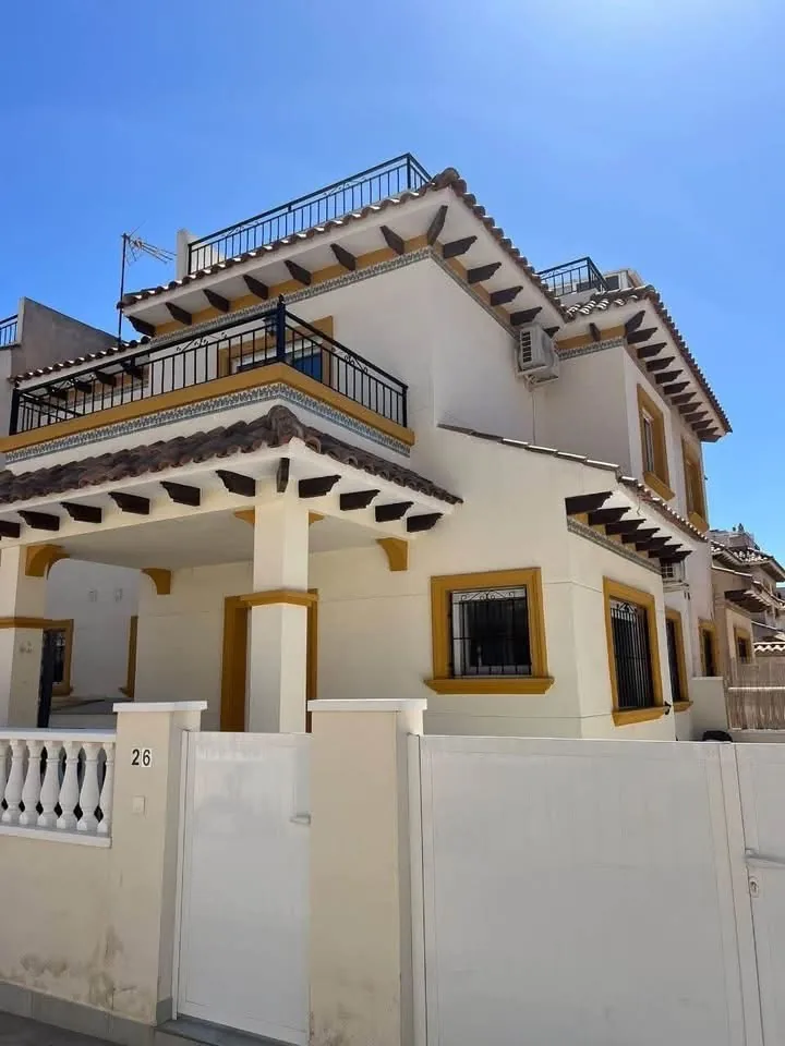 LONG-TERM RENTAL – SEMI-DETACHED HOUSE IN PUNTA PRIMA, ORIHUELA COSTA